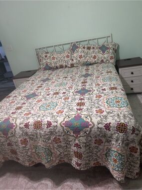 Floral Medallion Cotton Quilt Set in Multi-Color